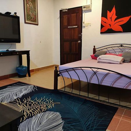 Kencana Guest House Pantai Cenang  Exteriör bild